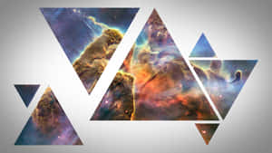 灰色背景上色彩繽紛的宇宙星雲的幾何三角形拼貼。 — 抽象藝術 壁紙