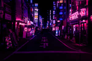 夜晚的東京小巷，霓虹燈照亮，招牌發光，路面潮濕。
