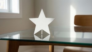玻璃桌上的白色星星裝飾品，帶有陽光反射