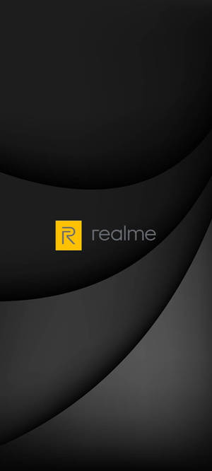 realme 標誌在時尚黑色弧形背景上，帶有柔和灰色漸變。