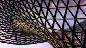 暮色中的彎曲玻璃和鋼結構建築