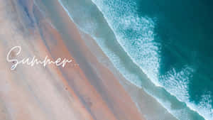海洋波浪與沙灘相遇的航拍鏡頭，帶有夏天文字疊加。
