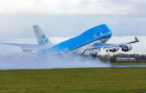 荷蘭皇家航空波音747起飛，引擎冒出滾滾濃煙。
