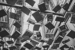懸掛的書籍從現代玻璃建築內部天花板垂下。 — 書籍 壁紙
