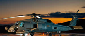 海軍直升機在濕滑停機坪上，夕陽與橙色天空 — 直升機 壁紙