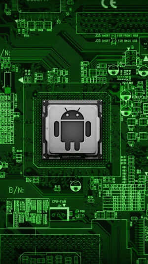 中央有Android吉祥物晶片的綠色電路板。