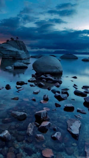 黃昏湖景，巨石與星空倒影 — 自然 壁紙