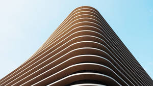 彎曲現代建築，棕色和白色條紋，藍天