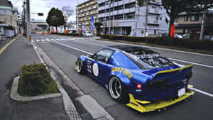 定製藍黃色跑車停泊在城巿街道上。
