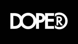 黑色背景上帶有註冊符號的白色 DOPER 標誌。