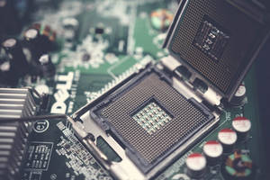 Dell 電腦主機板與 CPU 插槽和電路的特寫。