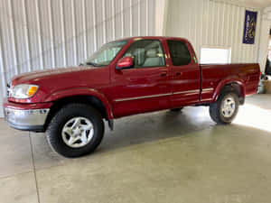 車庫內停放的紅色豐田Tacoma pickup truck。