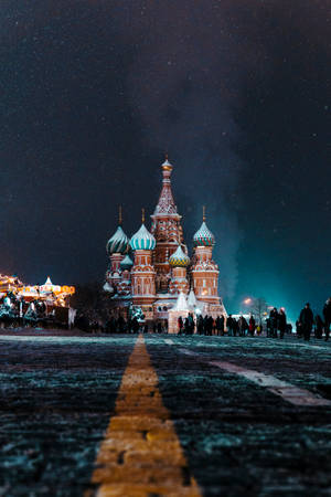 夜晚的聖巴西爾大教堂，上方有雪和星星。 — 日落大道 壁紙