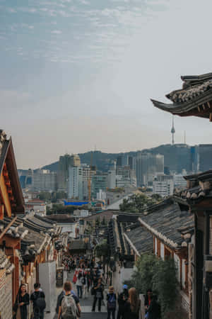 傳統韓國小巷與現代城市天際線，背景為N首爾塔。 — 小米Pad 9 Pro 壁紙