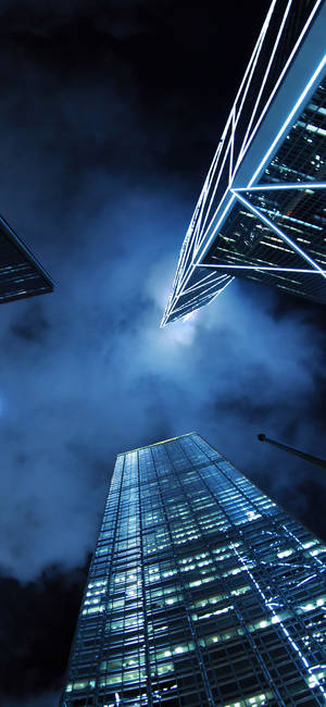 多雲天空下照亮摩天大樓的夜景