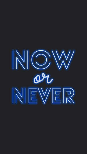 藍色霓虹燈牌在黑色背景上顯示「NOW or NEVER」。