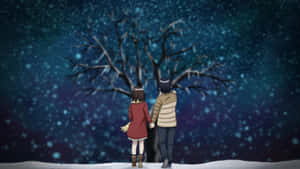 兩個動漫角色在夜間雪覆蓋的樹下牽手。