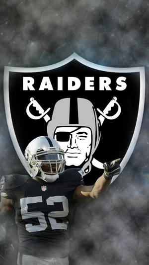 Raiders足球運動員在宇宙煙霧背景中與球隊標誌一起慶祝