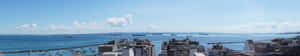 清澈藍天下的海岸城市景觀，包含港口和海洋