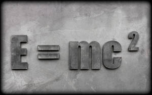 混凝土牆上凸起的金屬字母顯示E=mc²方程式。