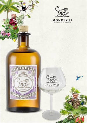 Monkey 47氈酒瓶和酒杯，帶有叢林主題藝術品。