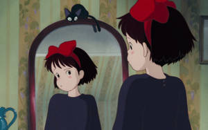 紅蝴蝶結女孩看著鏡子，黑貓坐在鏡框上。