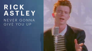 Rick Astley 對著咪高峰唱歌，並帶有「Never Gonna Give You Up」文字。