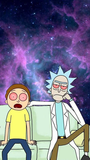 瑞克和莫蒂坐在宇宙星雲前的沙發上。