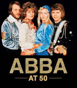 ABBA 樂隊成員穿著華麗的70年代服裝，為「At 50」週年照片擺姿勢。