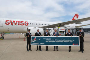 SWISS 員工及合作夥伴在機場慶祝對可持續航空燃料的支持。