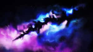 充滿活力的宇宙星雲，旋轉的紫色和藍色雲朵，背景是佈滿星星的黑色天空。 — 1600x900 壁紙