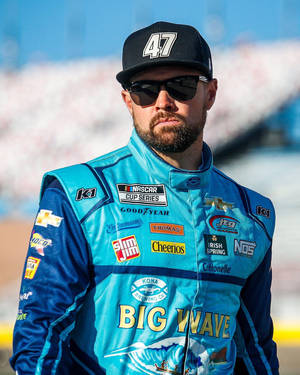 穿著帶有贊助商標誌的藍色賽車服的NASCAR車手