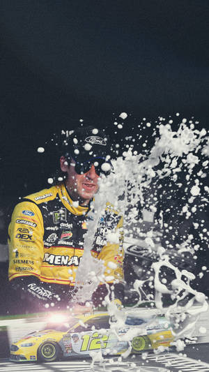 NASCAR車手在夜賽中以牛奶潑臉慶祝勝利。