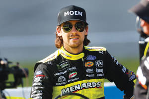 身穿賽車裝備的NASCAR車手對著鏡頭微笑