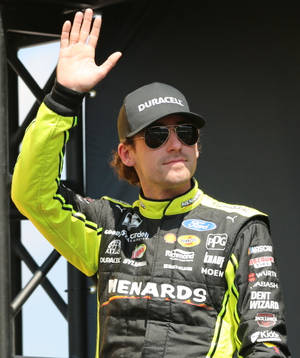 NASCAR車手穿著賽車裝備向人群揮手