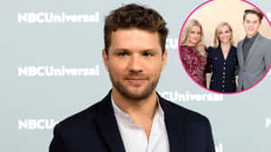 身穿西裝的男子在NBCUniversal活動中，附有三個人的插圖。