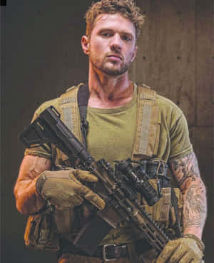 一名身穿戰術裝備的士兵，握著突擊步槍靠在混凝土牆上。