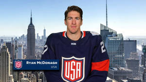 冰球運動員 Ryan McDonagh 身穿美國隊球衣，以紐約市天際線為背景。 — 康納·麥格雷戈 壁紙