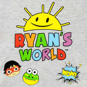 灰色衫上嘅Ryan's World標誌，有卡通太陽、戴面具嘅男仔、青蛙同Wow對話框