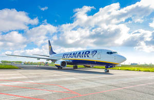 瑞安航空飛機停在機場停機坪，天空晴朗有雲 — 雲朵 壁紙