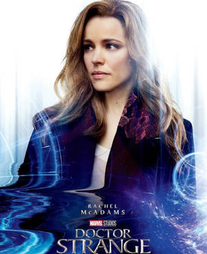 Rachel McAdams 在奇異博士中，周圍有發光的藍色魔法效果。