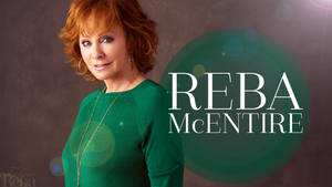 Reba McEntire 穿著綠色毛衣微笑，帶有名字文字疊加