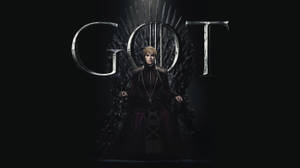 一位身穿深色皇室服裝的人坐在鐵王座上，背後有「GOT」字母。