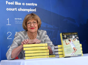 Margaret Court 喺宣傳活動中喺黃色自傳書後面微笑。 — 網球 壁紙