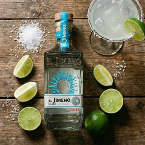El Jimeno 銀色龍舌蘭酒瓶與青檸、鹽和瑪格麗特酒在木桌上