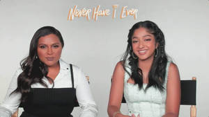 兩位女性坐在導演椅上，上方有「Never Have I Ever」字樣。