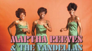 三位穿著綠色連衣裙的女性微笑，文字為 Martha Reeves & The Vandellas — 音樂 GIF 壁紙