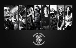 帶有會標的黑白肖像中的Sons of Anarchy電單車幫成員。