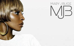 Mary J Blige 側面輪廓，戴著大圓環耳環，背景為白色。