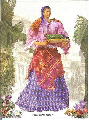 身穿色彩繽紛傳統服飾的女性，在熱帶街景中提著蔬菜籃。